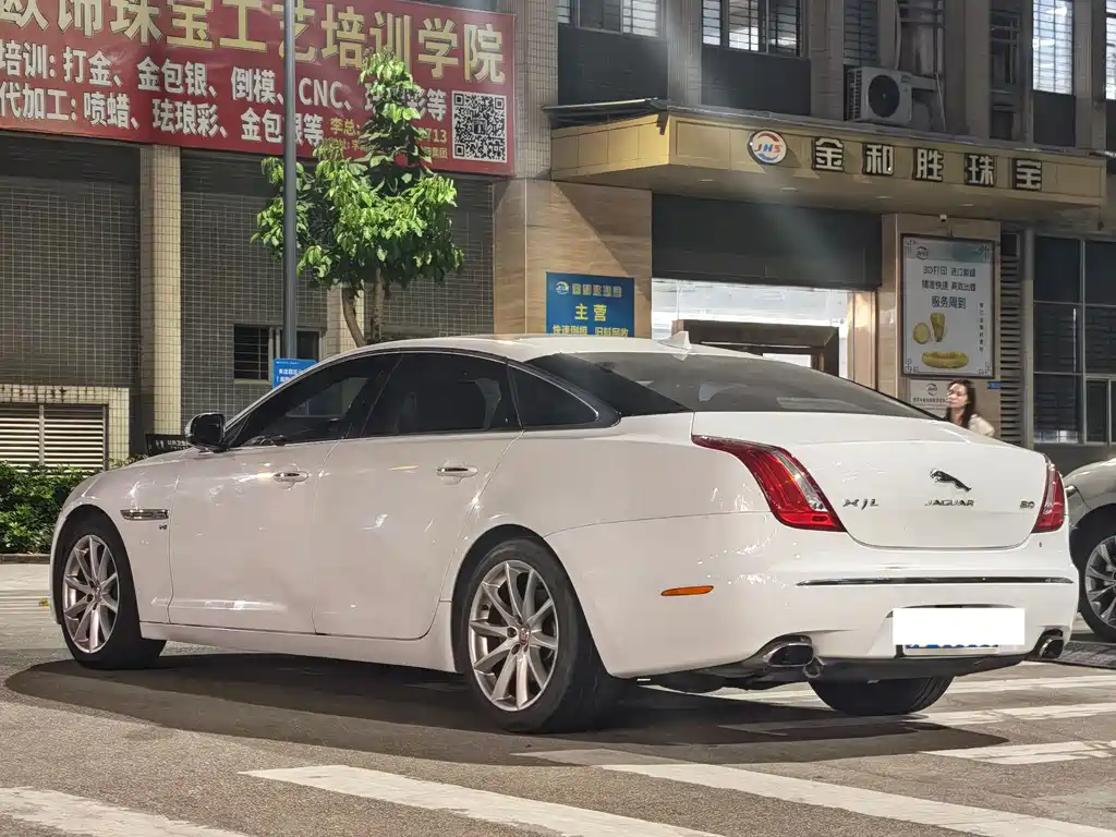Jaguar XJ — миниатюра 3