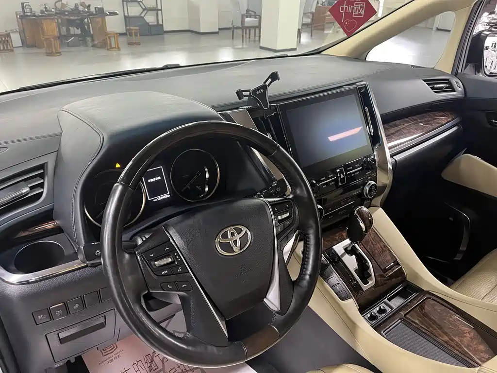 Toyota Alphard — миниатюра 8