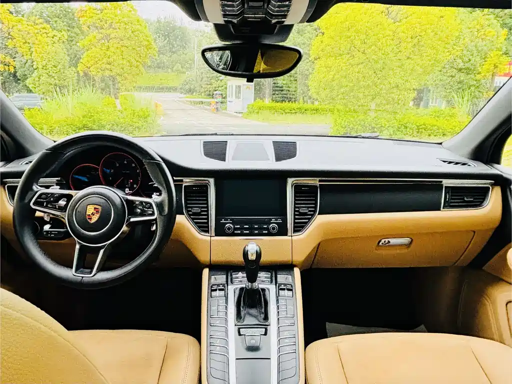 PORSCHE MACAN