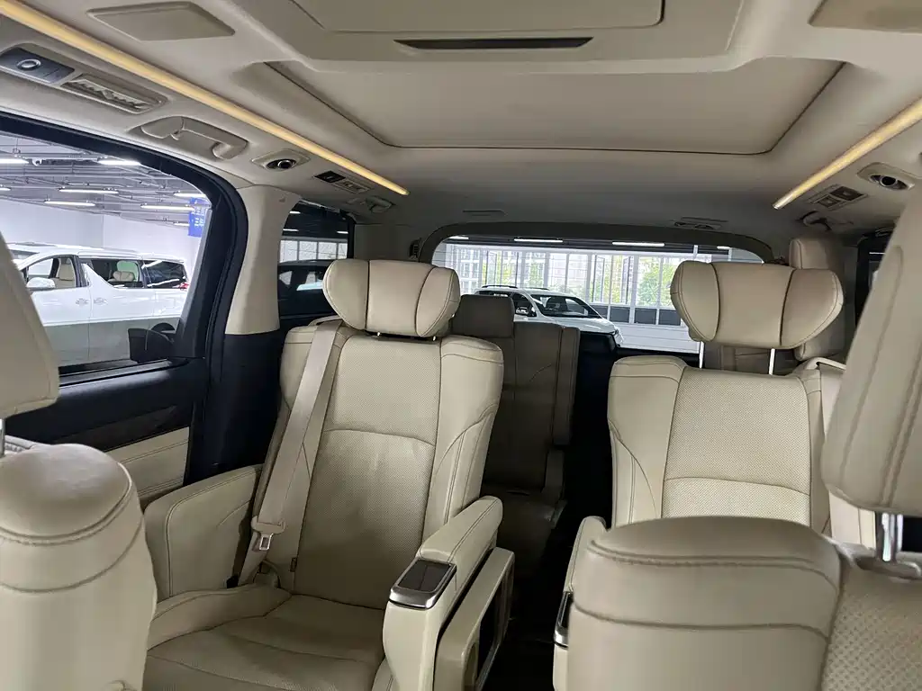 Toyota Alphard — миниатюра 9