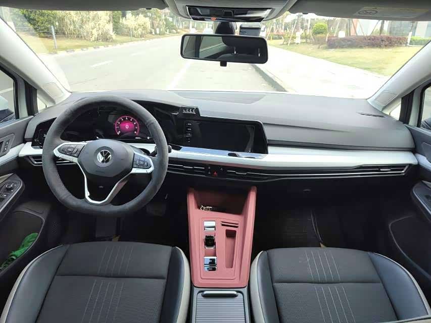 Volkswagen Golf 1.4 л 2023 г. Белый, пробег 20000 км
