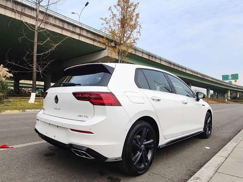 Volkswagen Golf 1.4 л 2024 г. Белый, пробег 10000 км