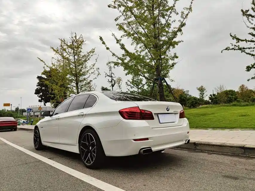 BMW 5 Series — миниатюра 7