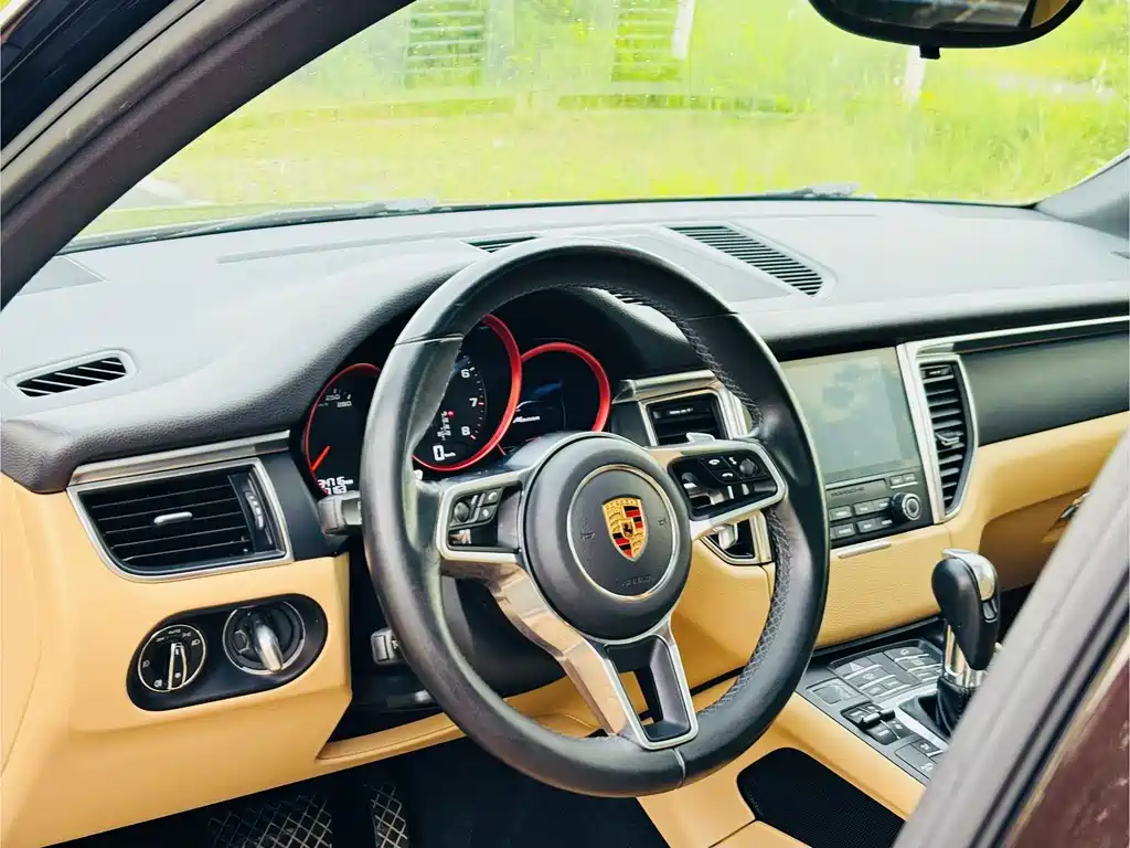PORSCHE MACAN