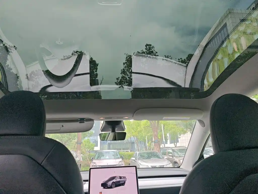 Tesla Model Y — миниатюра 9