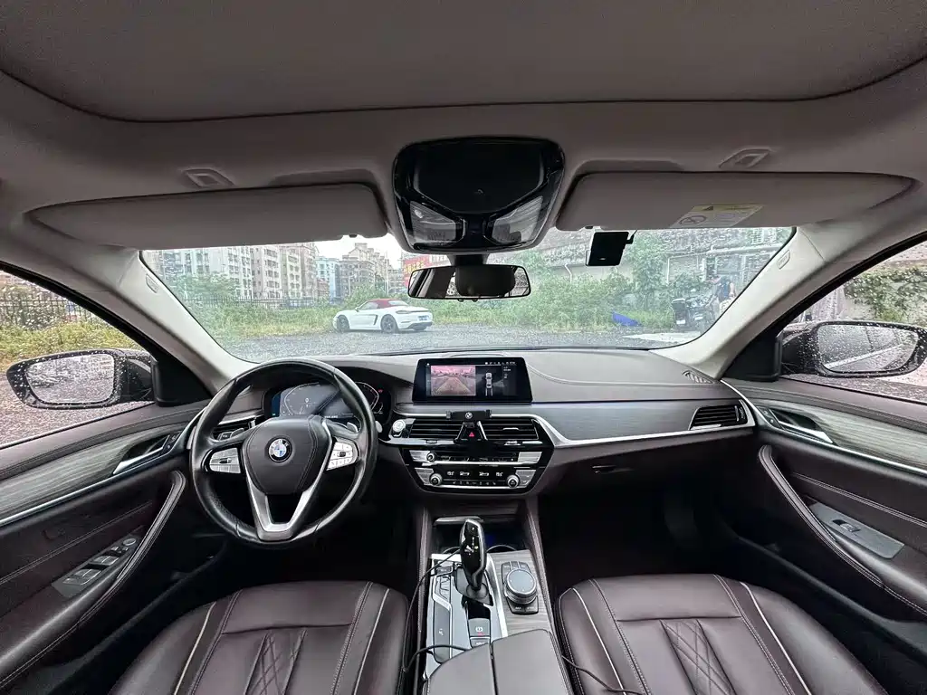 BMW 5 Series — миниатюра 9