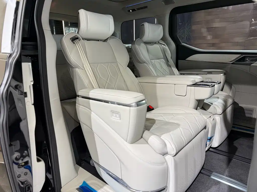 Volvo EM90 — миниатюра 20