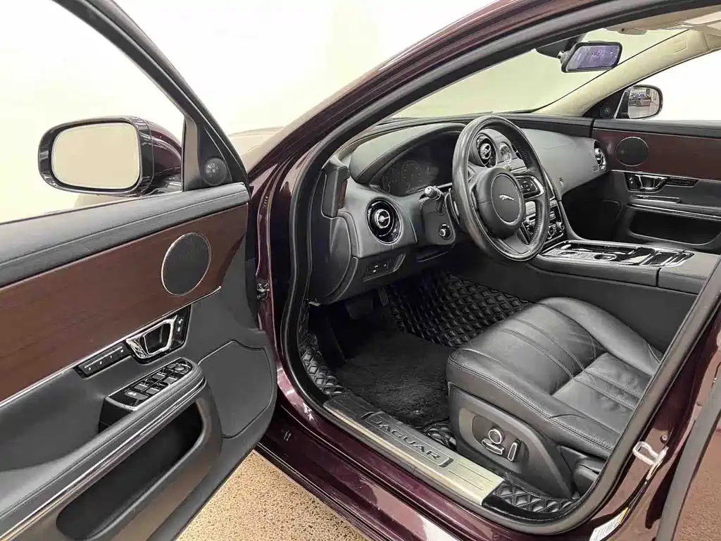 Jaguar XJ — миниатюра 11