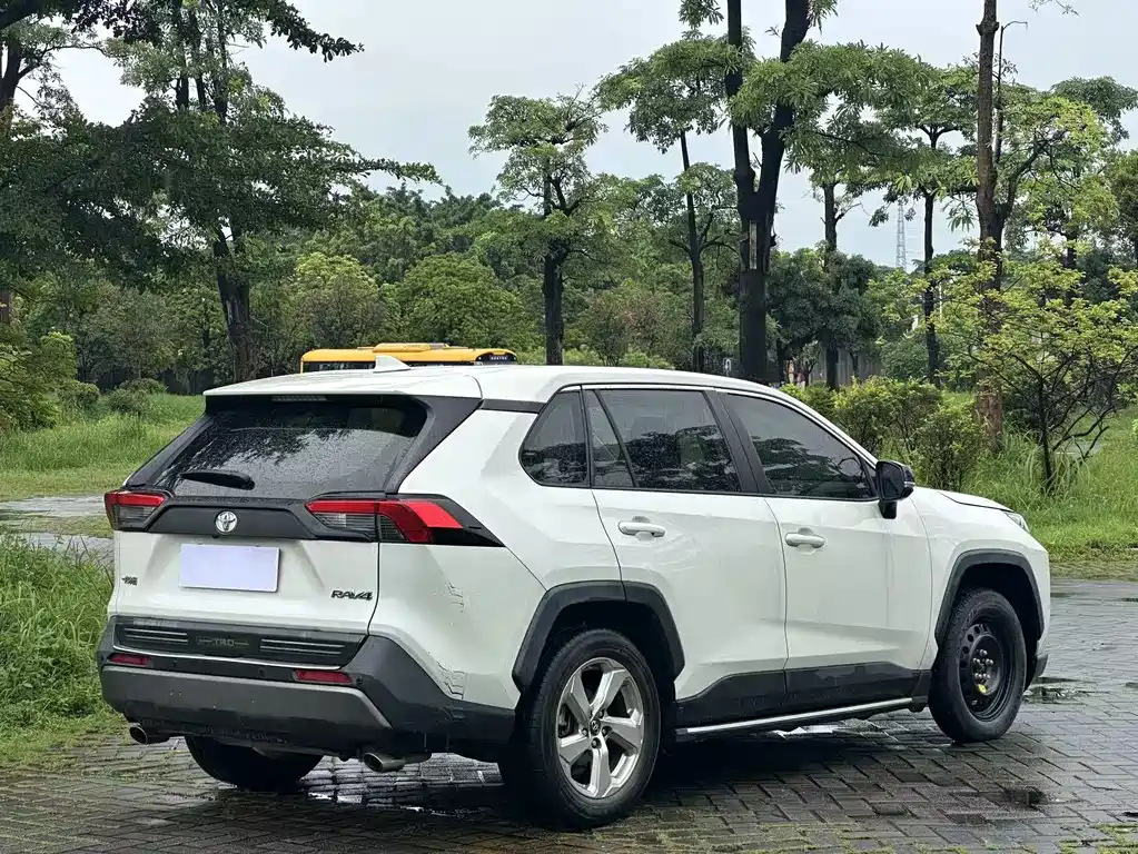 Toyota RAV4 — миниатюра 9