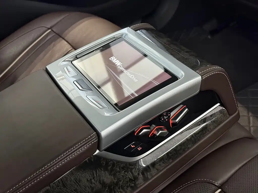 BMW 7 Series — миниатюра 11