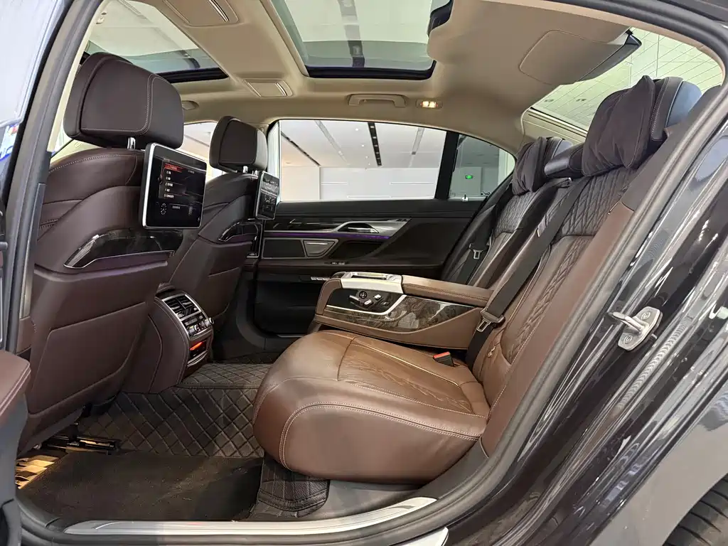 BMW 7 Series — миниатюра 12