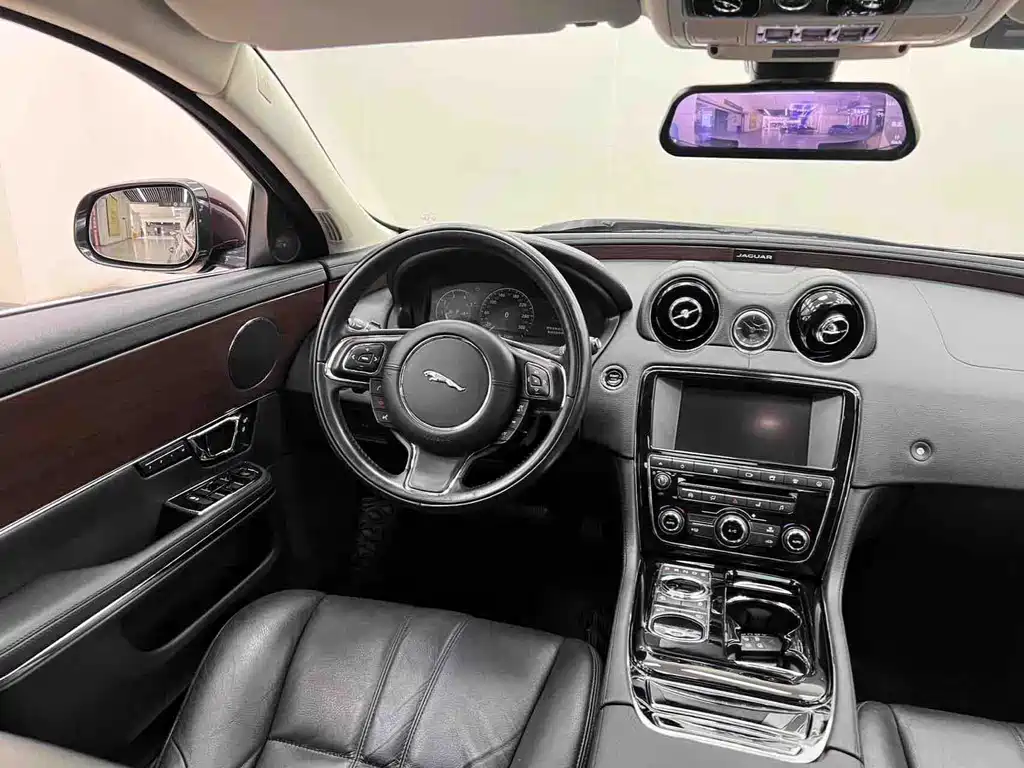 Jaguar XJ — миниатюра 19