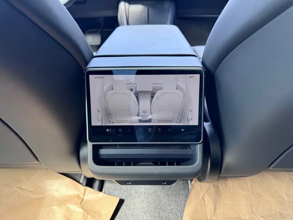 Tesla Model 3 — миниатюра 10