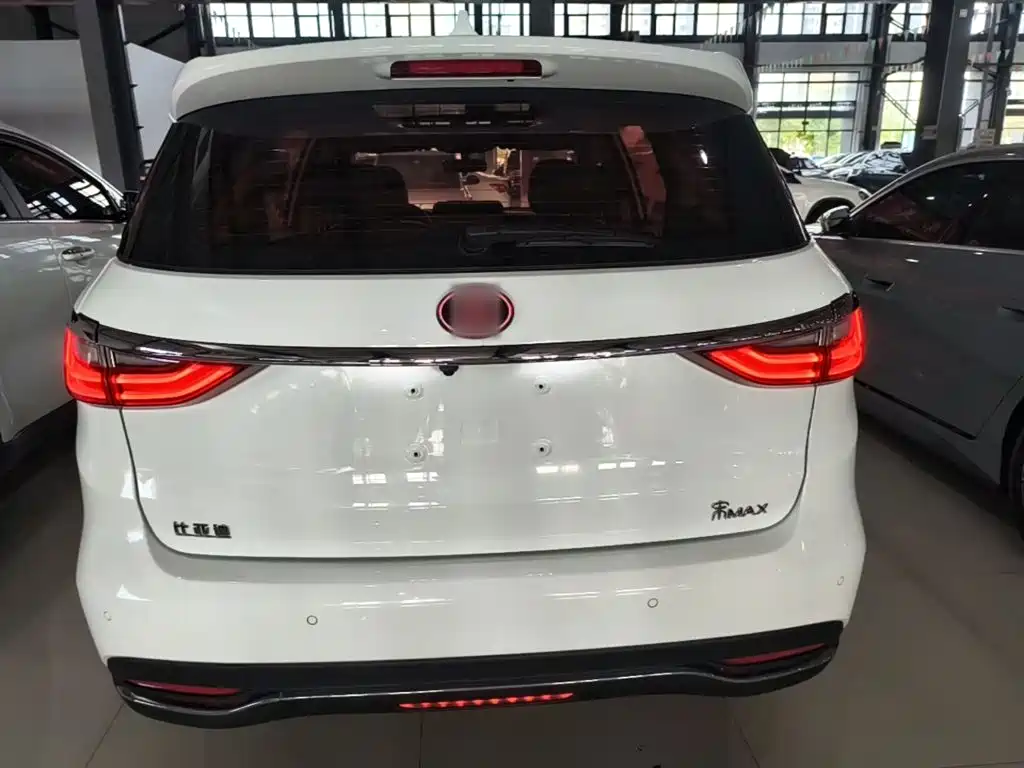 BYD MAX — миниатюра 6