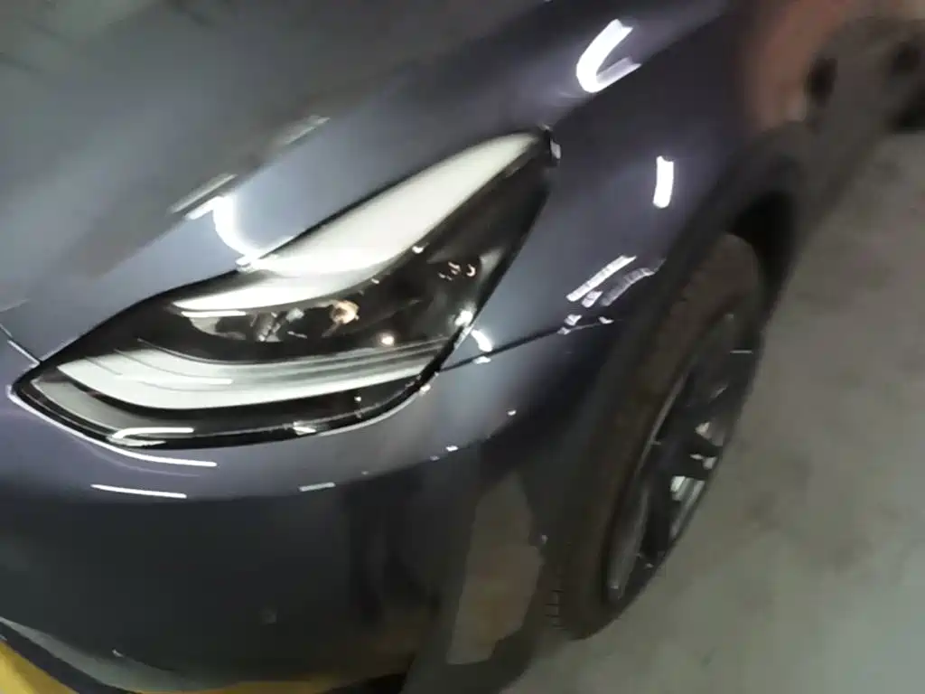 Tesla Model Y — миниатюра 24