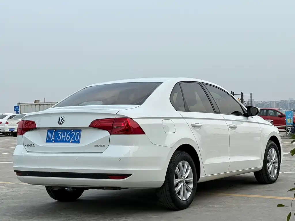 VOLKSWAGEN BORA