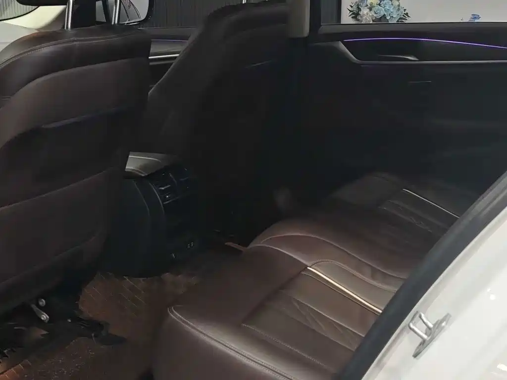 BMW 5 Series New Energy — миниатюра 6