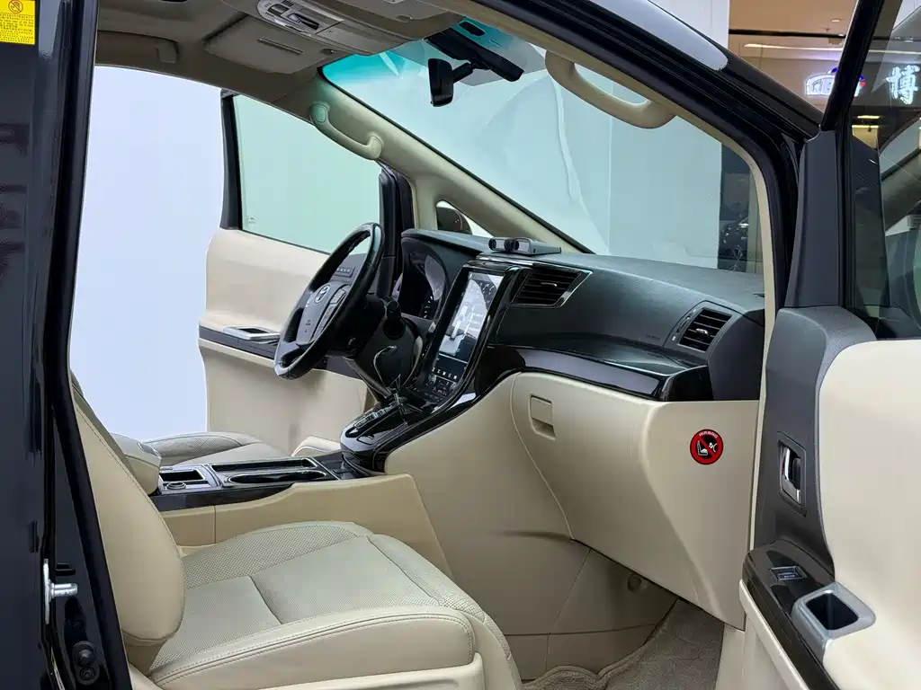 Toyota Alphard — миниатюра 8