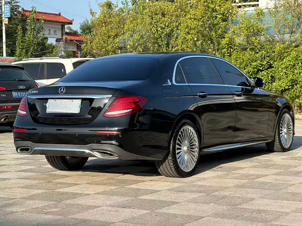 Mercedes-Benz E-Class — миниатюра 7