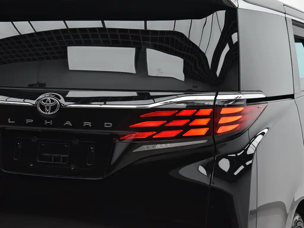 Toyota Alphard — миниатюра 26