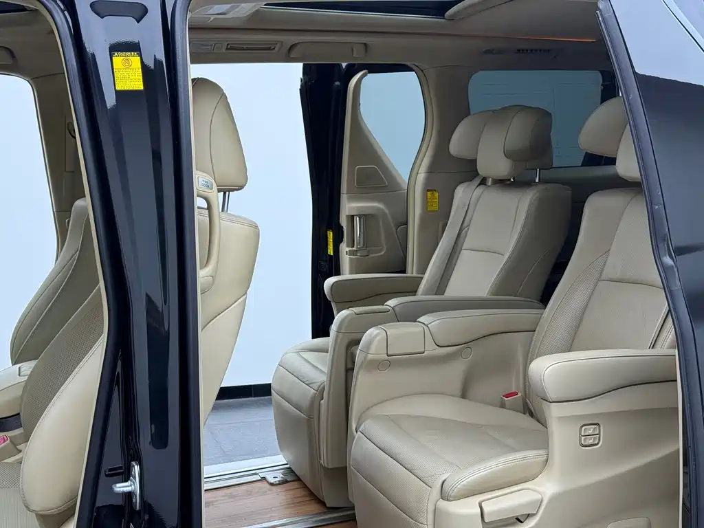 Toyota Alphard — миниатюра 7