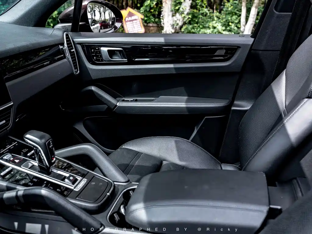 Porsche Cayenne — миниатюра 7