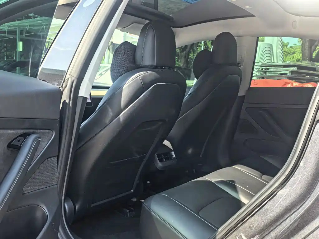Tesla Model 3 — миниатюра 10