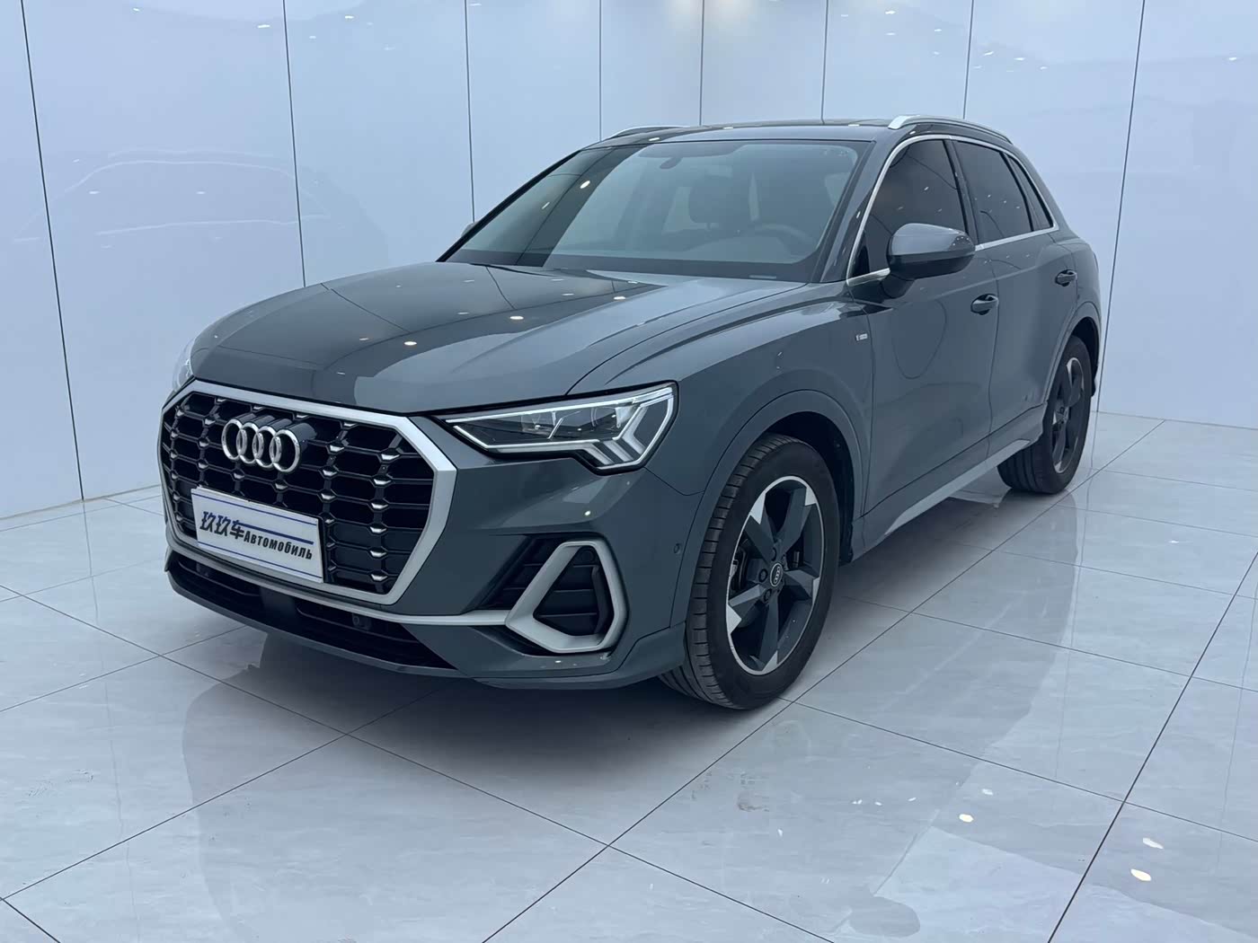 Audi Q3 1.4 л 2022 г. Серебристо-серый, пробег 25000 км