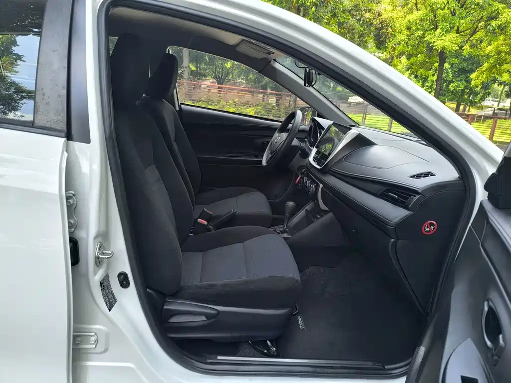 Toyota Yaris L - фото 10
