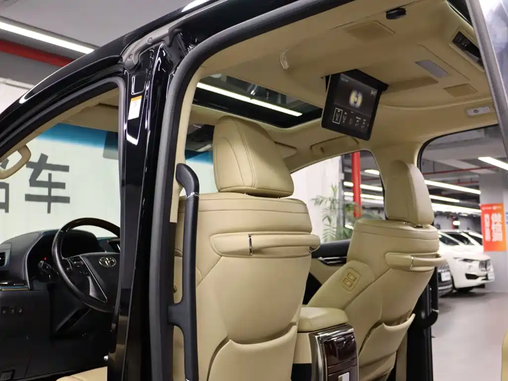 Toyota Alphard — миниатюра 19