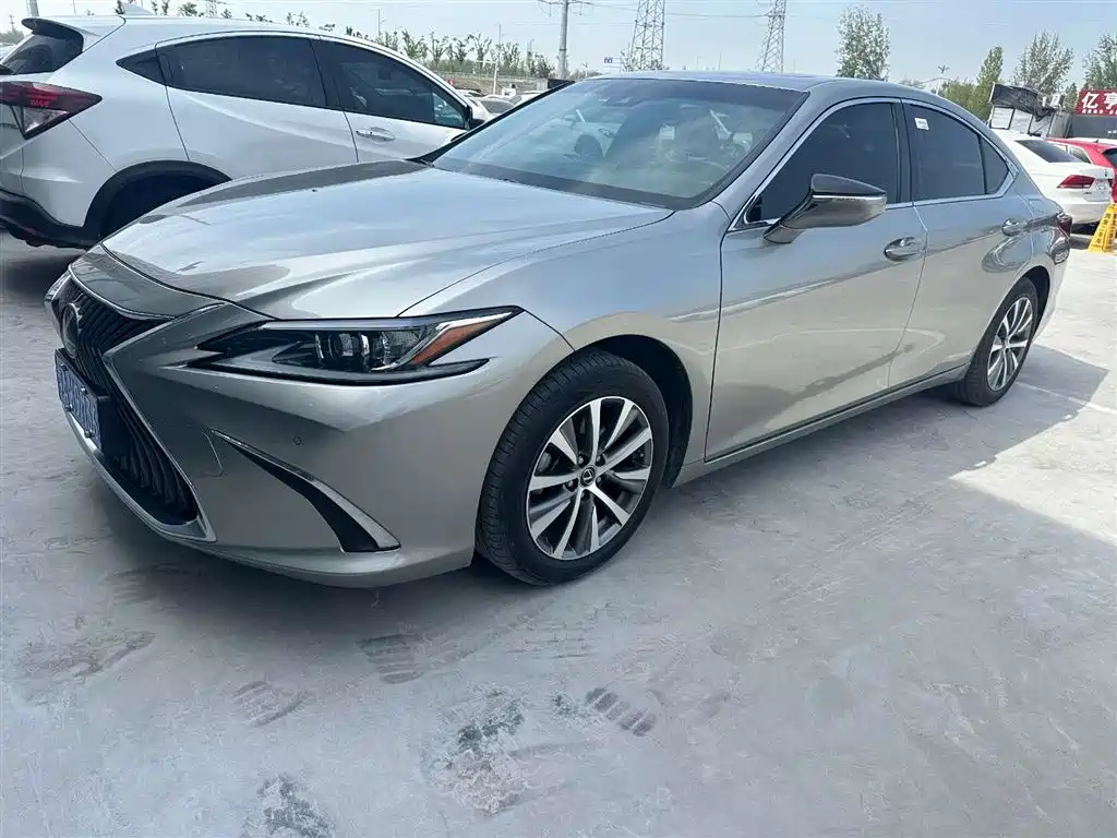 Lexus ES 2021