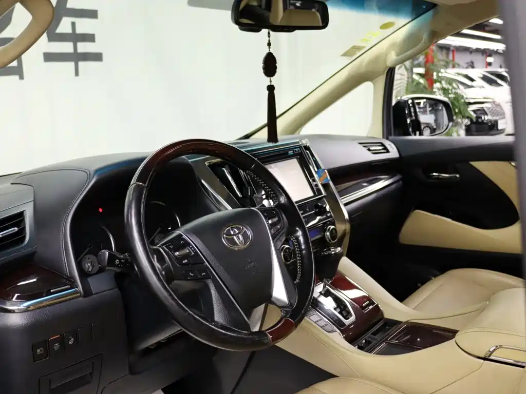 Toyota Alphard — миниатюра 8