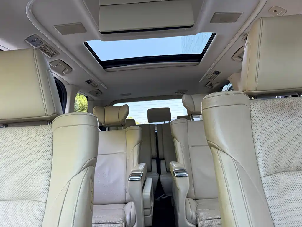 Toyota Alphard — миниатюра 11