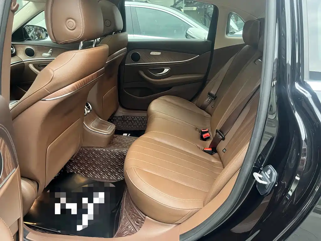 Mercedes-Benz E-Class — миниатюра 6