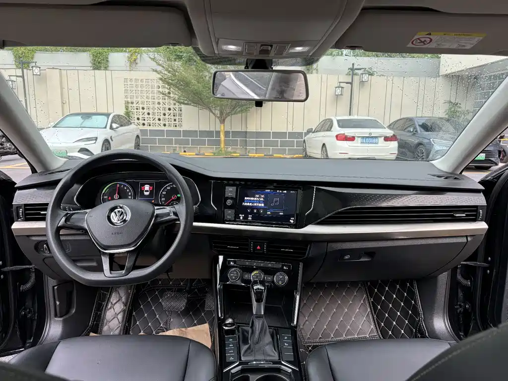 Volkswagen Passat PHEV — миниатюра 13