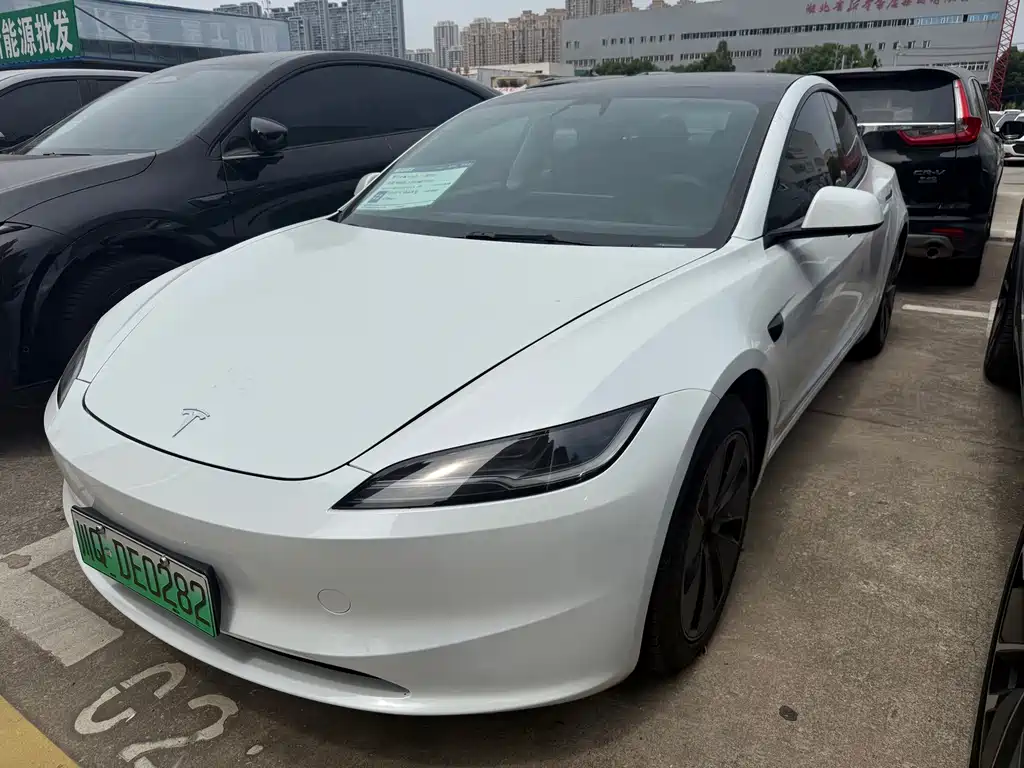 Tesla Model 3 — миниатюра 3