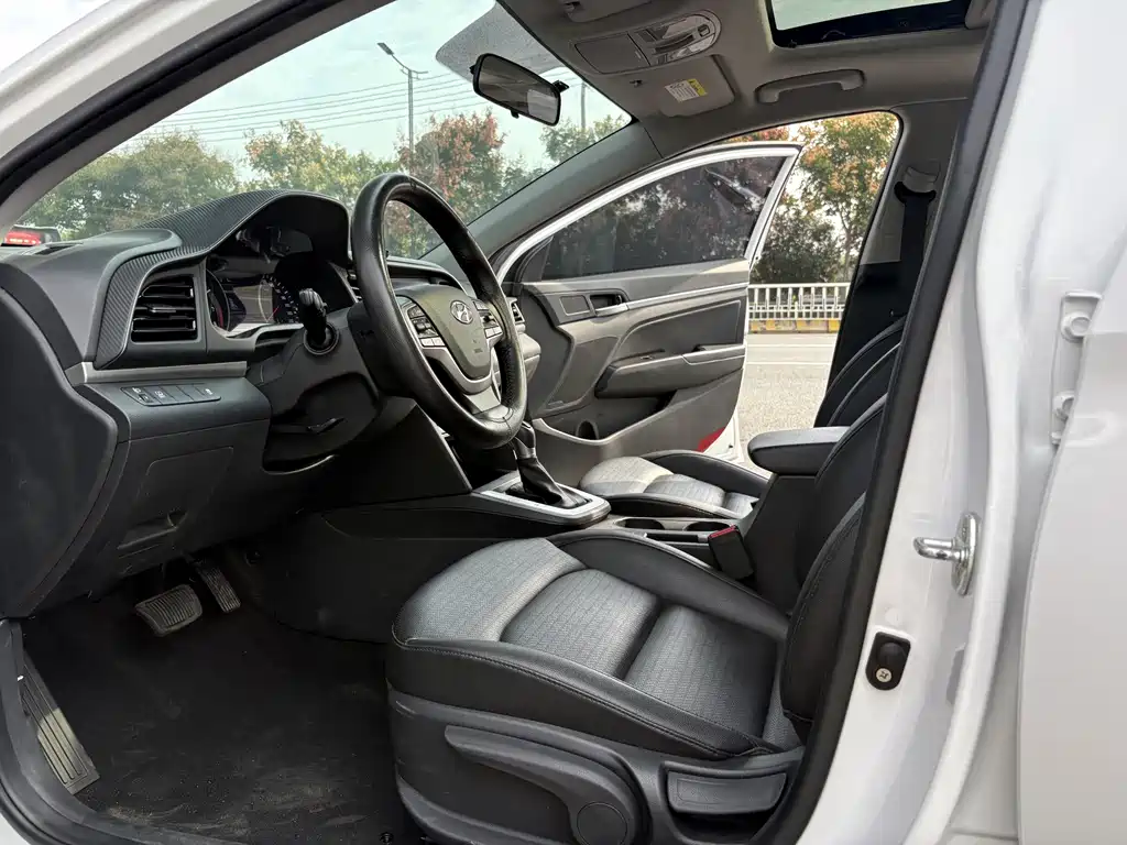 Hyundai Elantra — миниатюра 9