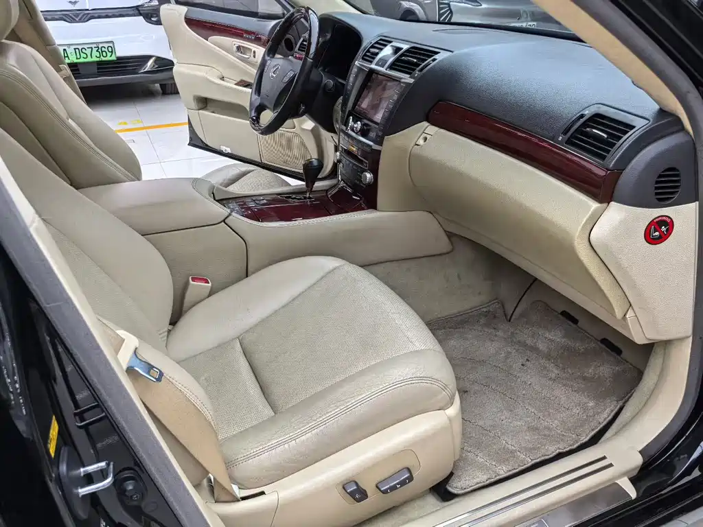 Lexus LS — миниатюра 9