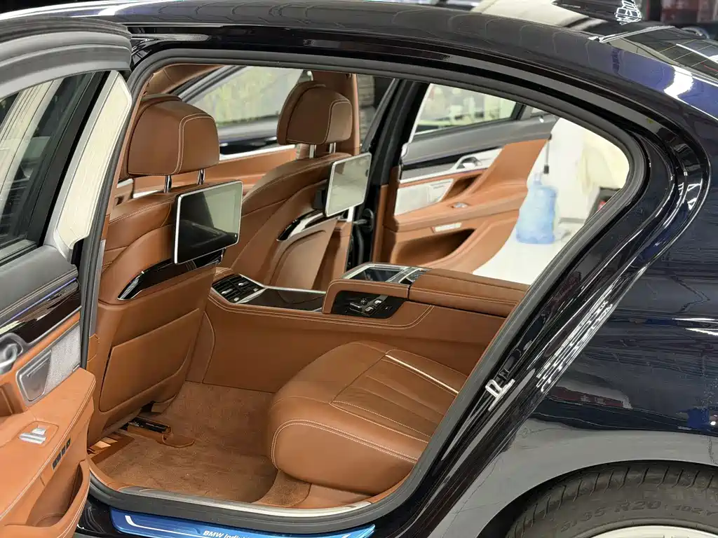 BMW 7 Series — миниатюра 10