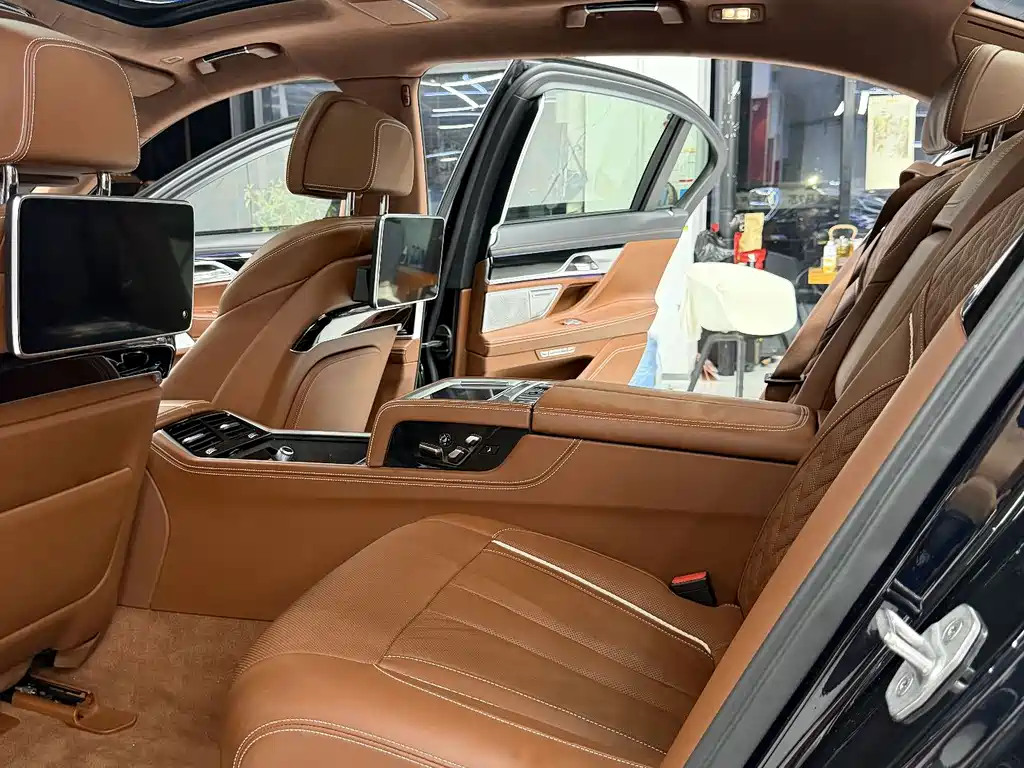 BMW 7 Series — миниатюра 13