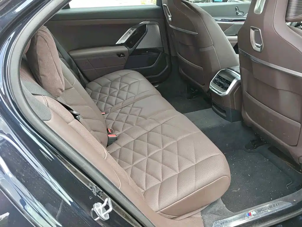 BMW 7 Series — миниатюра 12