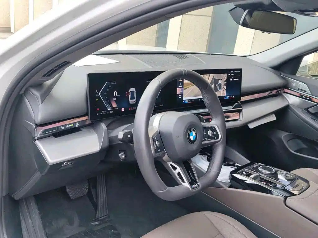 BMW 5 Series — миниатюра 9