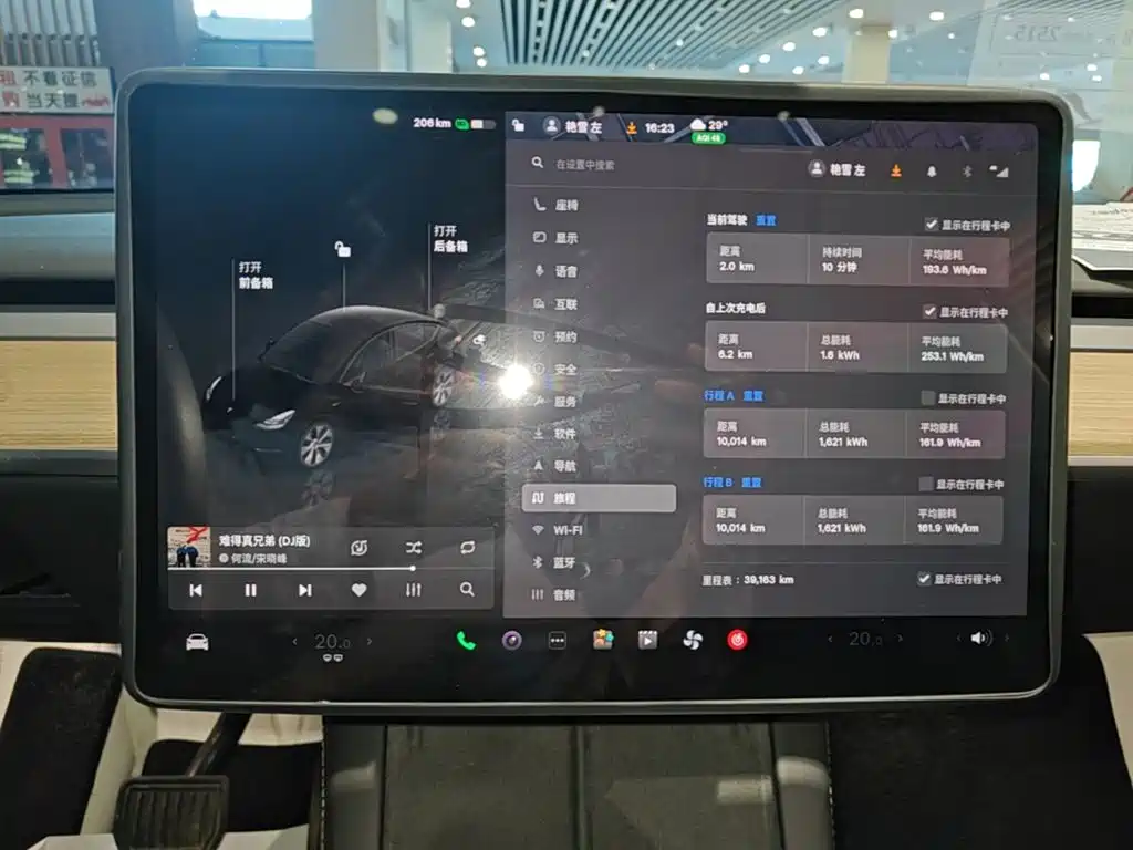 Tesla Model Y — миниатюра 12