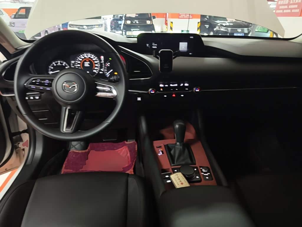 Mazda Mazda3 Axela 2.0 л 2023 г. Белый, пробег 10500 км