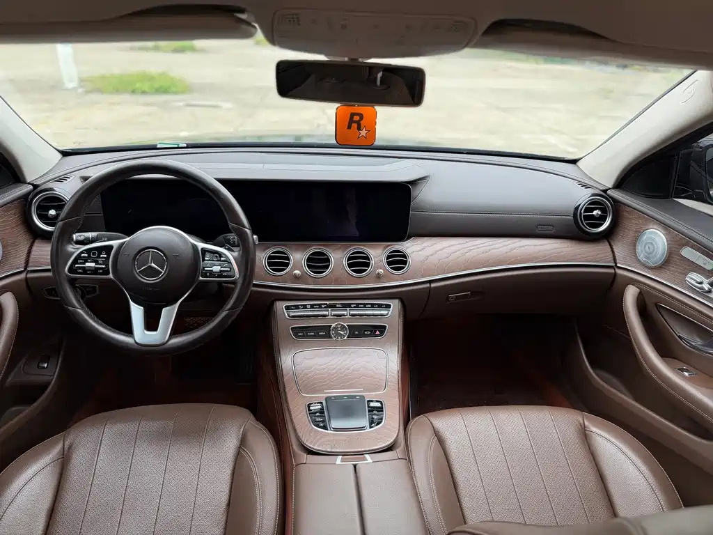 Mercedes-Benz E-Class — миниатюра 7