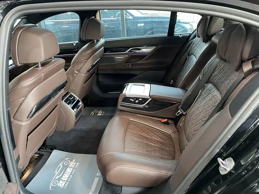 BMW 7 Series — миниатюра 8