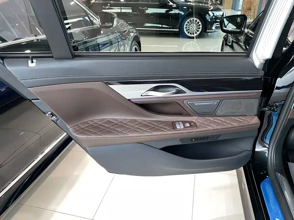 BMW 7 Series — миниатюра 15