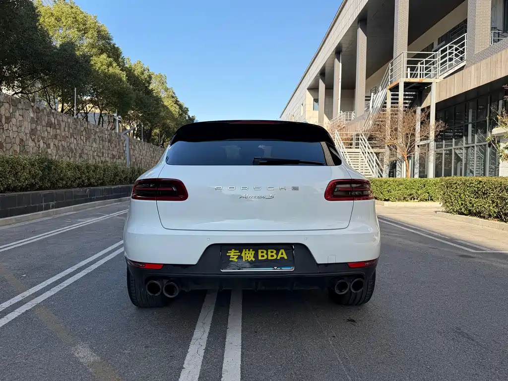 PORSCHE MACAN