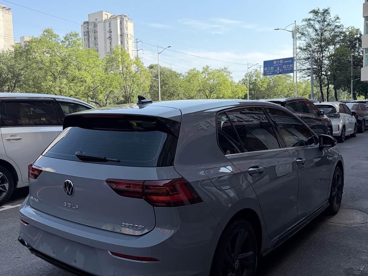 Volkswagen Golf 1.4 л 2022 г. Серебристо-серый, пробег 18000 км
