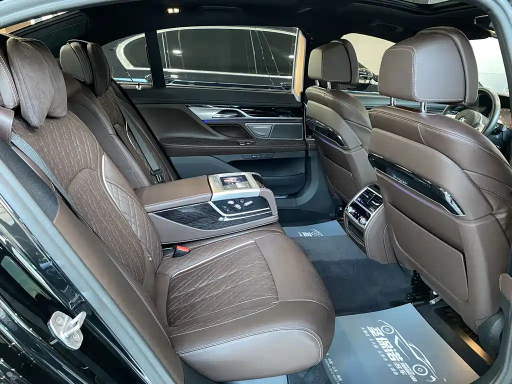 BMW 7 Series — миниатюра 14